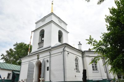 В Троицкую родительскую субботу митрополит Серафим совершил литургию в Митрофановском храме Пензы
