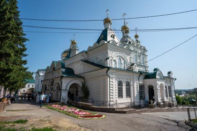 В день Святой Троицы митрополит Серафим совершил литургию в Троицком соборе Троицкого женского монастыря