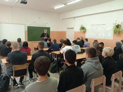 Священник Роман Жирнов провел беседу со школьниками с. Чаадаевка