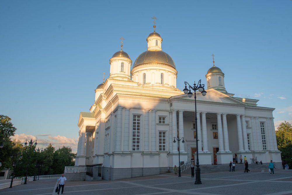 В канун праздника Троицы митрополит Серафим совершил всенощное бдение в Спасском кафедральном соборе Пензы