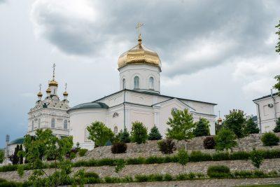 В праздник Рождества Пресвятой Богородицы митрополит Серафим совершил литургию в Троицком соборе Троицкого женского монастыря