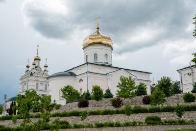 В день Святой Троицы митрополит Серафим совершил литургию в Троицком соборе Троицкого женского монастыря