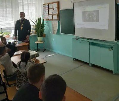 Священник побеседовал с детьми о вредных привычках