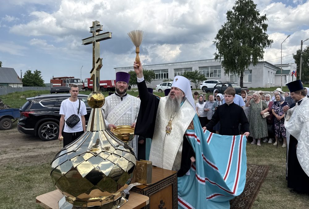 Митрополит Серафим совершил чин освящения накупольного креста и купола храма в честь святителя Тихона Задонского в р.п. Мокшан