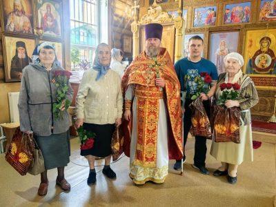 Волонтеры храма преподобного Серафима Саровского поздравили ветеранов с Днем Победы