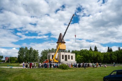 Митрополит Серафим совершил чин освящения накупольного креста и купола Александро-Невского храма в селе Грабово