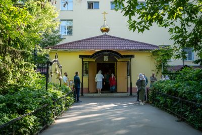 В Неделю Всех святых митрополит Серафим совершил литургию в храме мученицы Татианы при ПГУАС