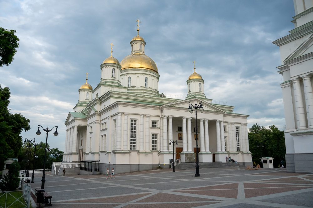 В канун Недели Всех святых в земле Российской просиявших митрополит Серафим совершил всенощное бдение в Спасском кафедральном соборе