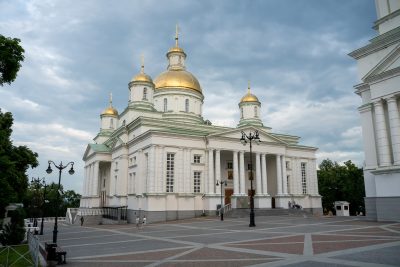 В канун Недели Всех святых в земле Российской просиявших митрополит Серафим совершил всенощное бдение в Спасском кафедральном соборе