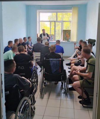 Священники Сергий Карасев и Олег Шугуров посетили раненных