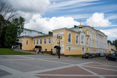 Митрополит Серафим совершил литургию в Воскресенском храме при епархиальном управлении