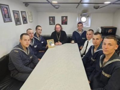 Иерей Виктор Сторожев встретился с военнослужащими ракетного катера «Заречный»