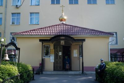 В Неделю Всех святых митрополит Серафим совершил литургию в храме мученицы Татианы при ПГУАС