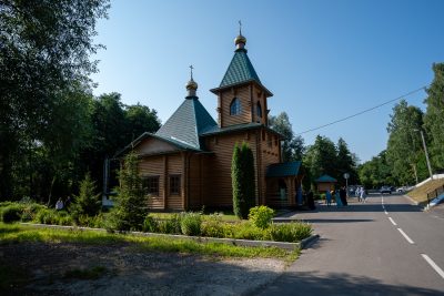 В день престольного праздника митрополит Серафим совершил литургию в Тихвинском мужском скиту на Семи Ключах