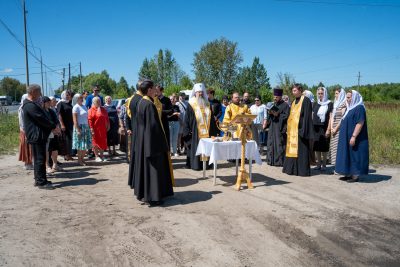 Митрополит Серафим совершил молебен на перекрестке опасных дорог у поселка Монтажный