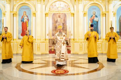 В канун дня памяти святого равноапостольного князя Владимира митрополит Серафим совершил всенощное бдение в Спасском кафедральном соборе
