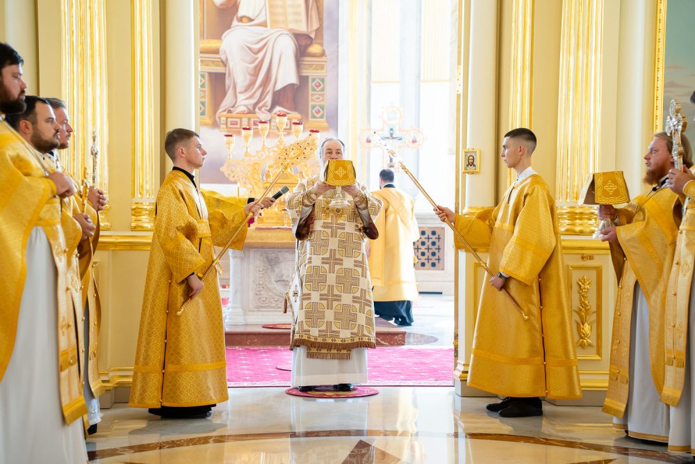 В день Крещения Руси митрополит Серафим совершил литургию в Спасском кафедральном соборе