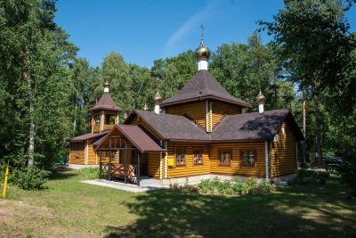 В праздник Рождества Иоанна Предтечи митрополит Серафим совершил литургию в Иоанно-Предтеченском храме в Заречном