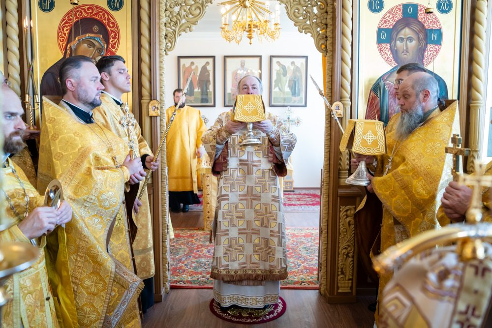 В день памяти апостола Иуды митрополит Серафим совершил литургию в храме Иннокентия Иркутского при семинарии