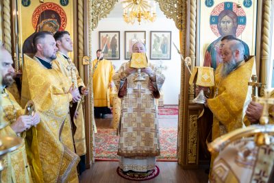 В день памяти апостола Иуды митрополит Серафим совершил литургию в храме Иннокентия Иркутского при семинарии