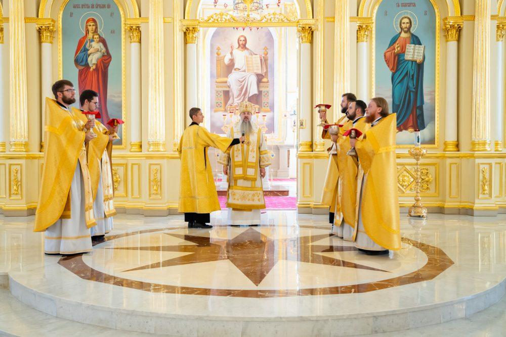 В Неделю 7-ю по Пятидесятнице митрополит Серафим совершил литургию в Спасском кафедральном соборе