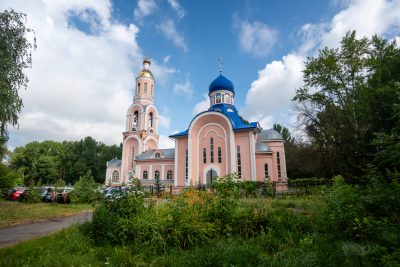 В день престольного праздника митрополит Серафим совершил литургию в Петропавловском храме Пензы