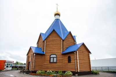 В престольный праздник митрополит Серафим совершил литургию в храме во имя святых Царственных страстотерпцев в микрорайоне Заря