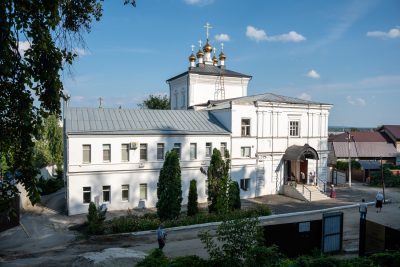 В канун Преображения Господня митрополит Серафим совершил всенощное бдение в Спасо-Преображенском мужском монастыре