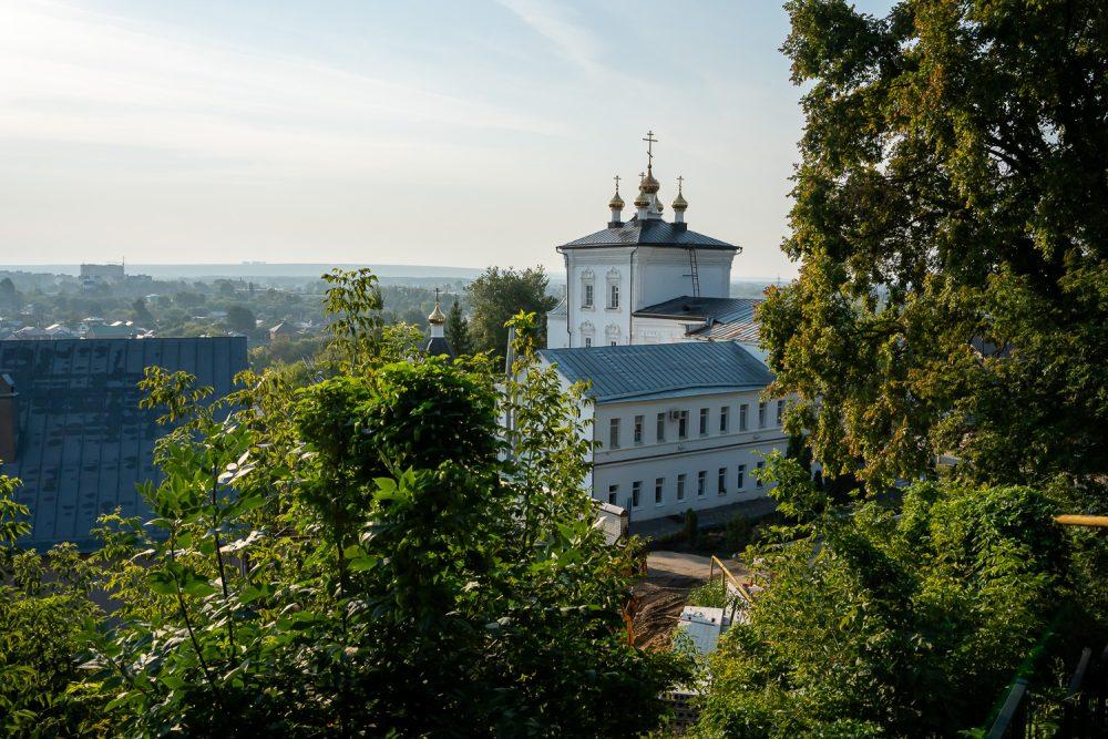 В праздник Преображения Господня митрополит Серафим совершил литургию в Спасо-Преображенском мужском монастыре