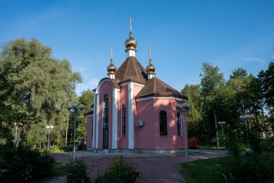 В престольный праздник митрополит Серафим совершил литургию в храме великомученика и целителя Пантелеимона в Заречном