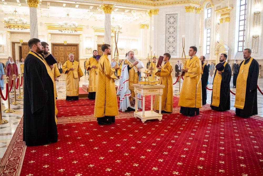 В канун Недели 11-й по Пятидесятнице митрополит Серафим совершил всенощное бдение в Спасском кафедральном соборе