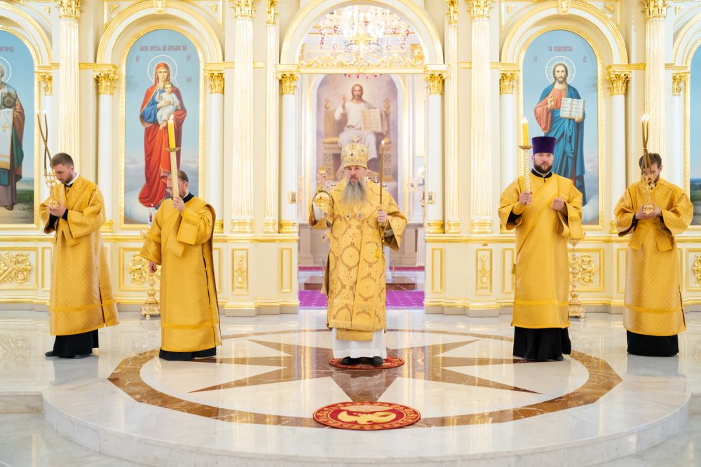 В канун Недели 9-й по Пятидесятнице митрополит Серафим совершил всенощное бдение в Спасском кафедральном соборе