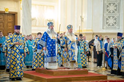 В канун чествования Казанской-Пензенской иконы Божией Матери митрополит Серафим и епископ Митрофан совершили всенощное бдение в Спасском соборе