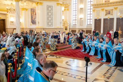 Накануне чествования Казанской-Пензенской иконы Божией Матери митрополит Серафим возглавил малую вечерню с акафистом в Спасском кафедральном соборе