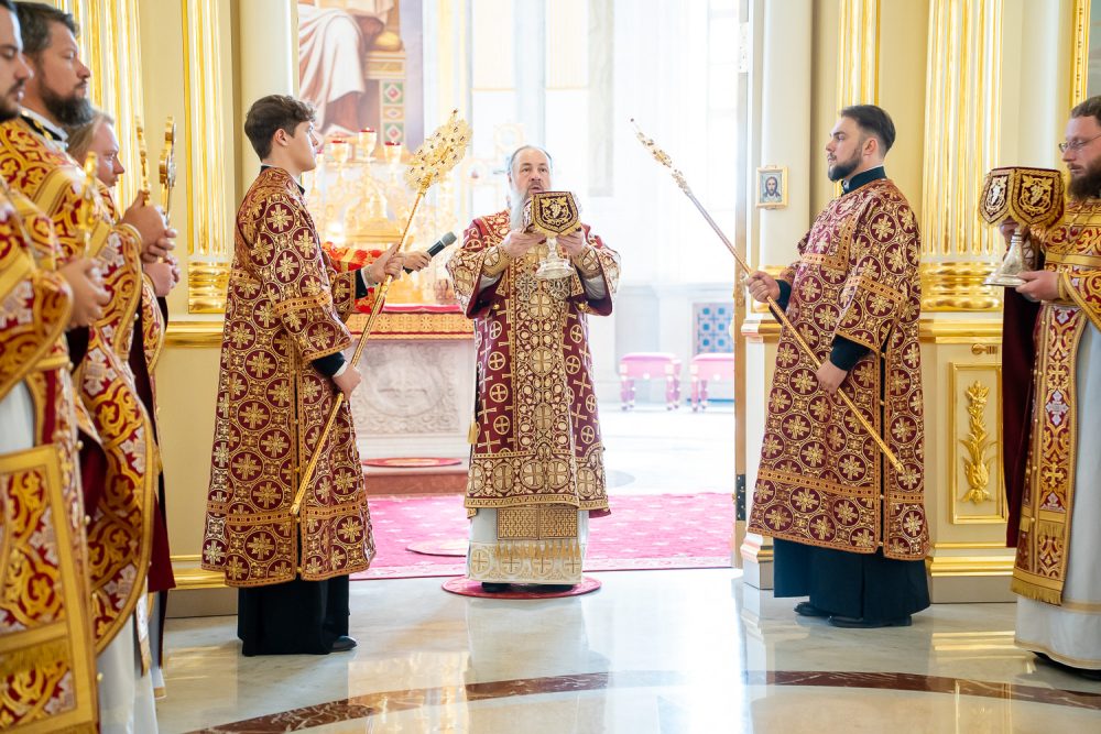 В день престольного праздника митрополит Серафим совершил литургию в Спасском кафедральном соборе