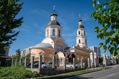 В престольный праздник митрополит Серафим совершил литургию в Покровском архиерейском соборе Пензы