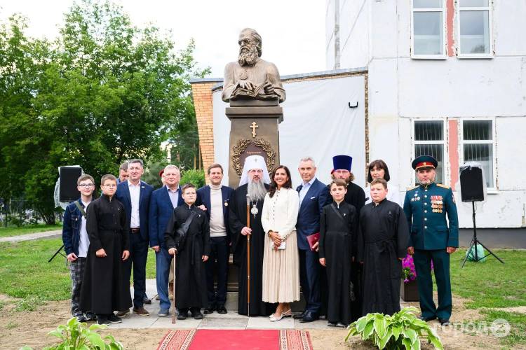 Митрополит Серафим освятил памятник святителю Луке Крымскому в городе Заречном