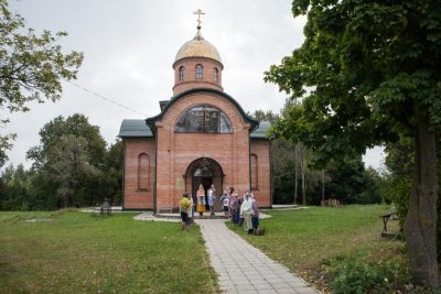 В Неделю 14-ю по Пятидесятнице митрополит Серафим совершил литургию в храме священноисповедника Иоанна Оленевского в селе Оленевка