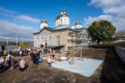 Митрополит Серафим освятил колокола для звонницы храма в Воскресеновке