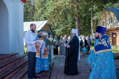 В день отдания праздника Успения Пресвятой Богородицы митрополит Серафим совершил литургию в Успенском храме поселка Победа
