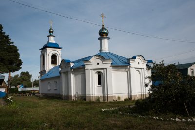В день отдания праздника Успения Пресвятой Богородицы митрополит Серафим совершил литургию в Успенском храме поселка Победа