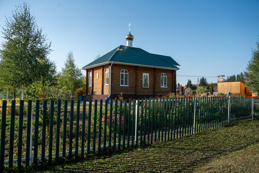 Митрополит Серафим совершил литургию в храме в честь Архистратига Божия Михаила в селе Большая Елань