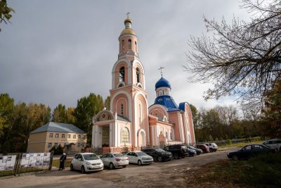 В праздник Воздвижения Креста Господня митрополит Серафим совершил литургию в Петропавловском храме Пензы