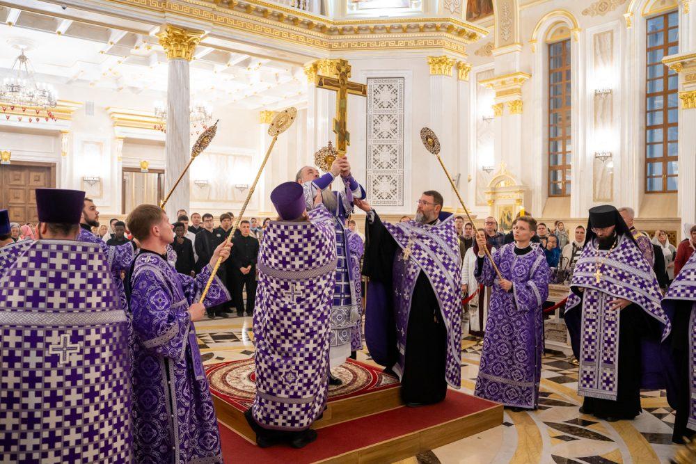 В канун Воздвижения Креста Господня митрополит Серафим совершил всенощное бдение в Спасском кафедральном соборе