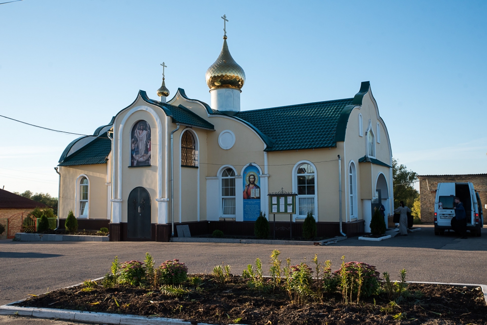 В Неделю 16-ю по Пятидесятнице митрополит Серафим совершил литургию в храме преподобного Сергия Радонежского в селе Саловка
