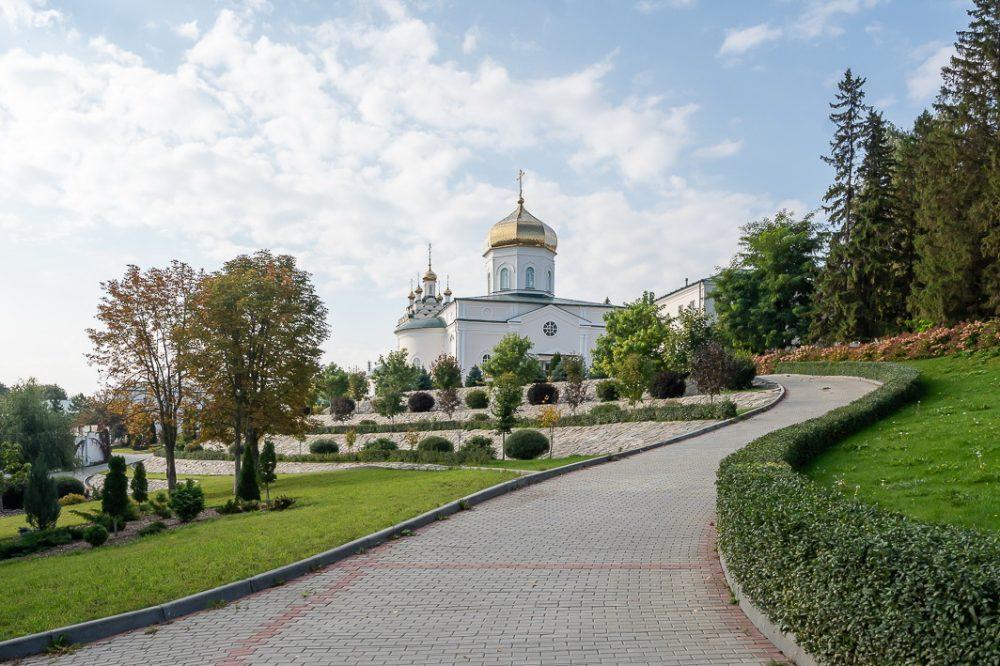 В праздник Рождества Пресвятой Богородицы митрополит Серафим совершил литургию в Троицком соборе Троицкого женского монастыря