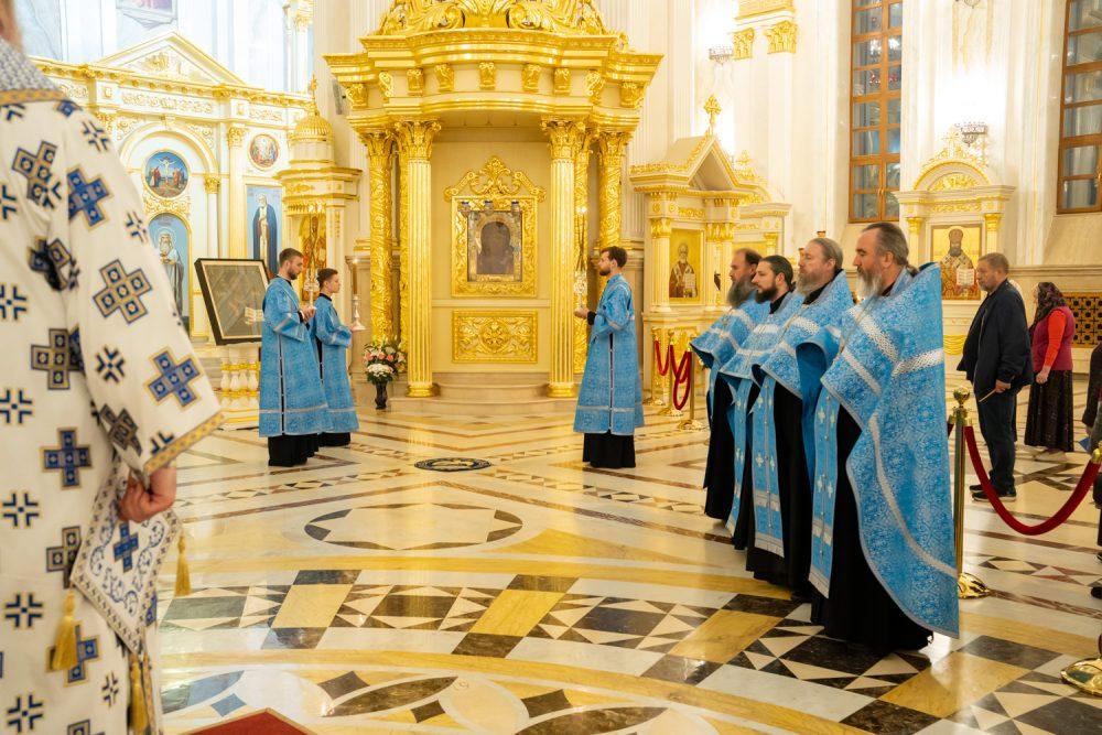 Митрополит Серафим совершил вечерню с акафистом Казанской-Пензенской иконе Божией Матери