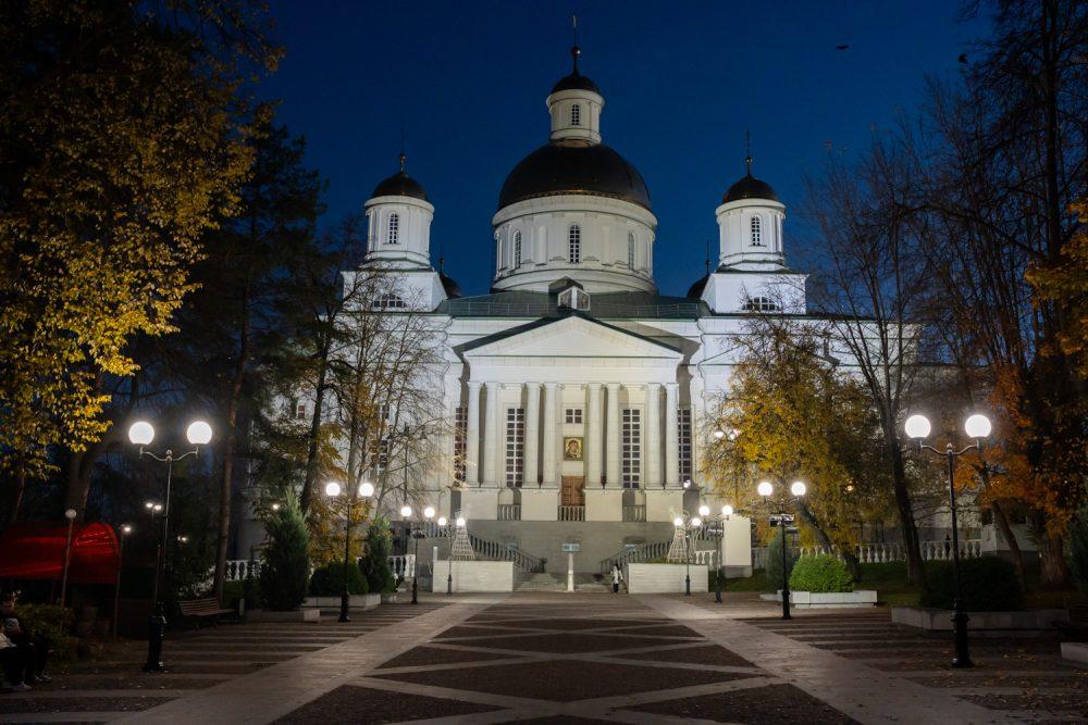 В канун дня памяти священномученика Иоанна Рижского митрополит Серафим совершил всенощное бдение в Спасском кафедральном соборе