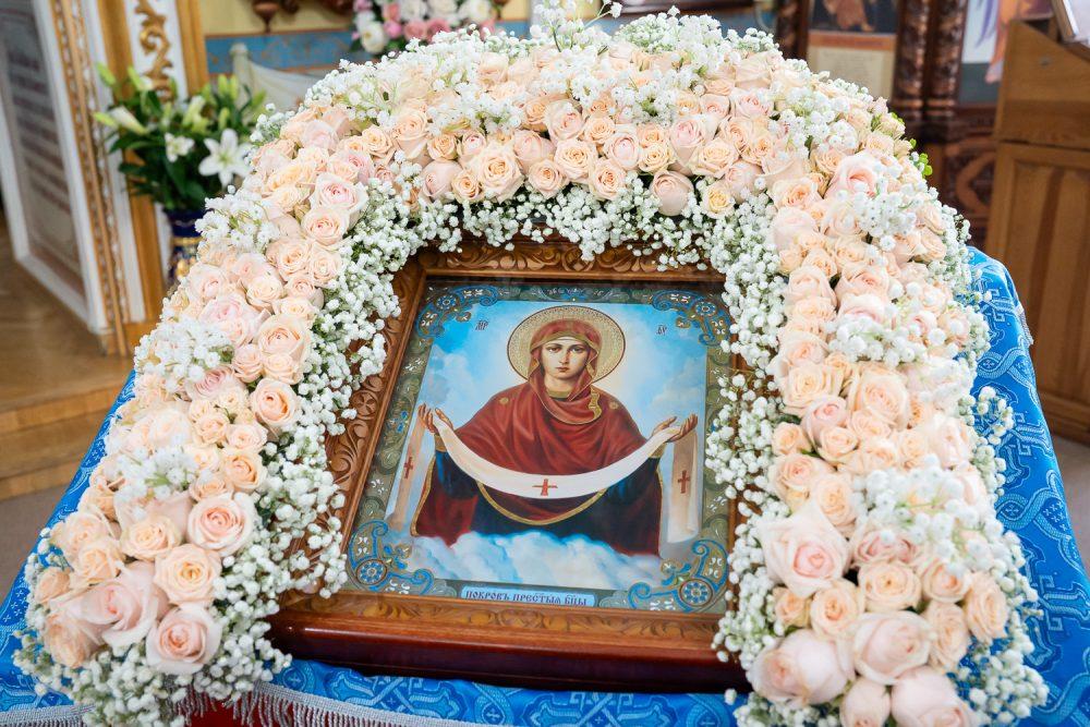 В престольный праздник митрополит Серафим совершил литургию в Покровском архиерейском соборе