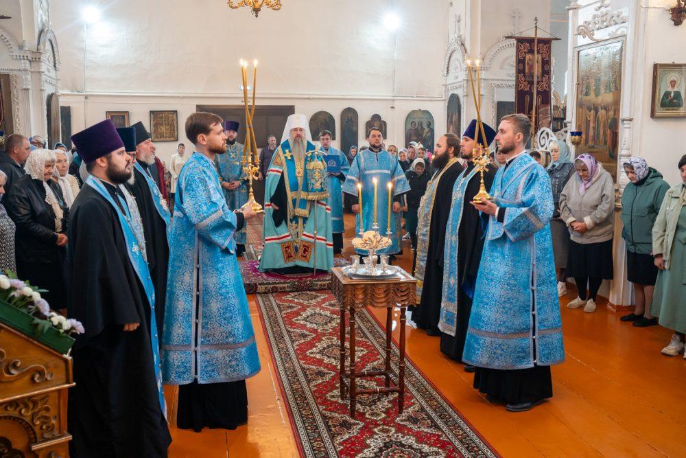 В канун престольного праздника митрополит Серафим совершил всенощное бдение в Покровском храме села Верхний Ломов
